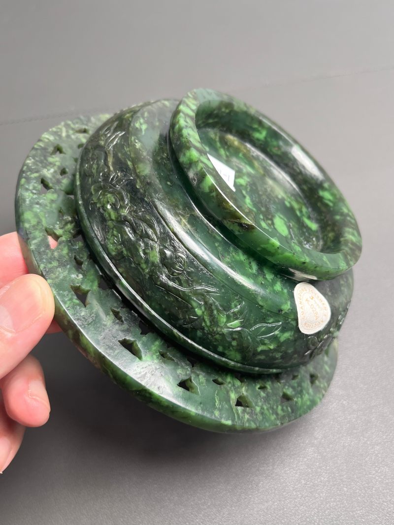 清乾隆  碧玉饕餮纹折沿熏炉（带木座） - 图15