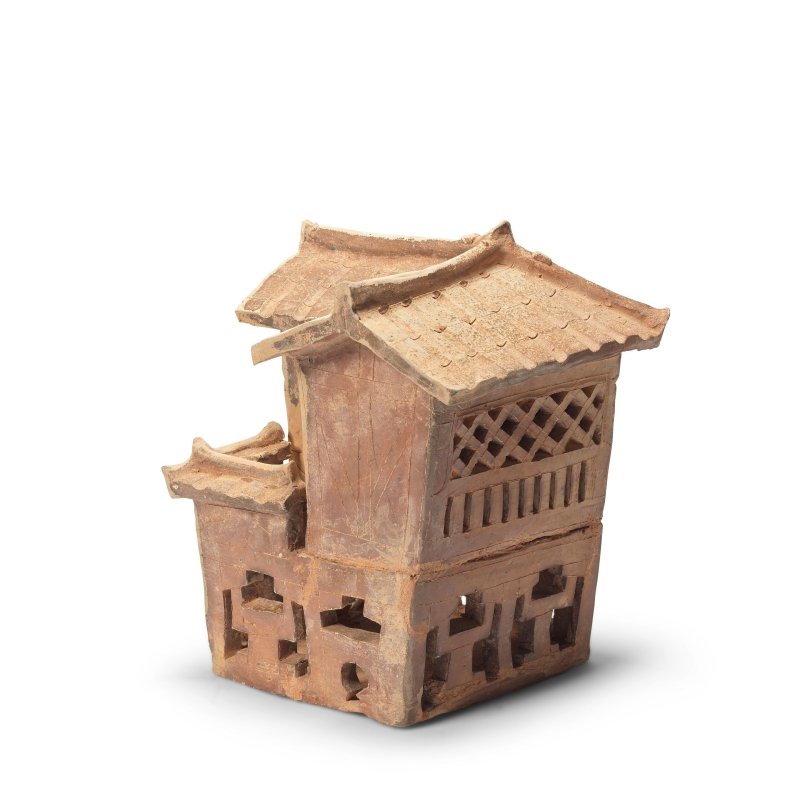 漢 陶屋、陶立俑及犬俑 | A POTTERY MODEL OF A HOUSE, A TERRACOTTA 'STICK' FIGURE AND A GLAZED BUDDHIST LION DOG - 图12