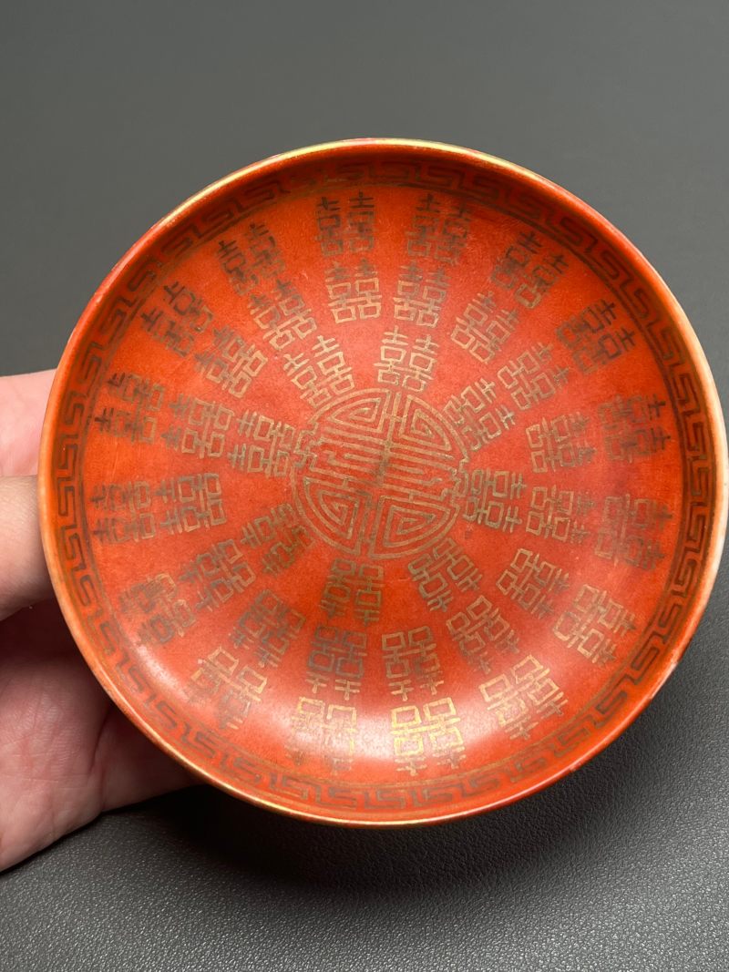 清同治  珊瑚红地描金开光粉彩龙凤纹盖碗 - 图24