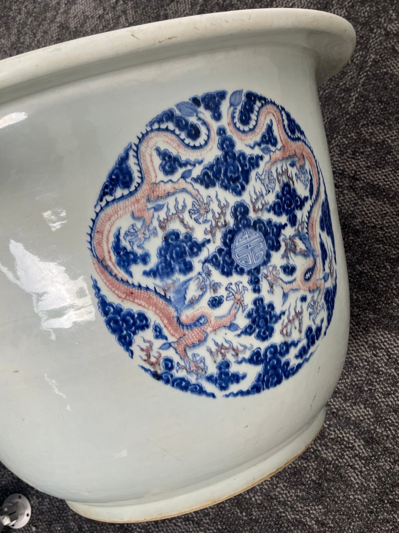 清康熙  御制青花釉里红“八龙贺寿”纹大花盆 ( 带木座 ) - 图11