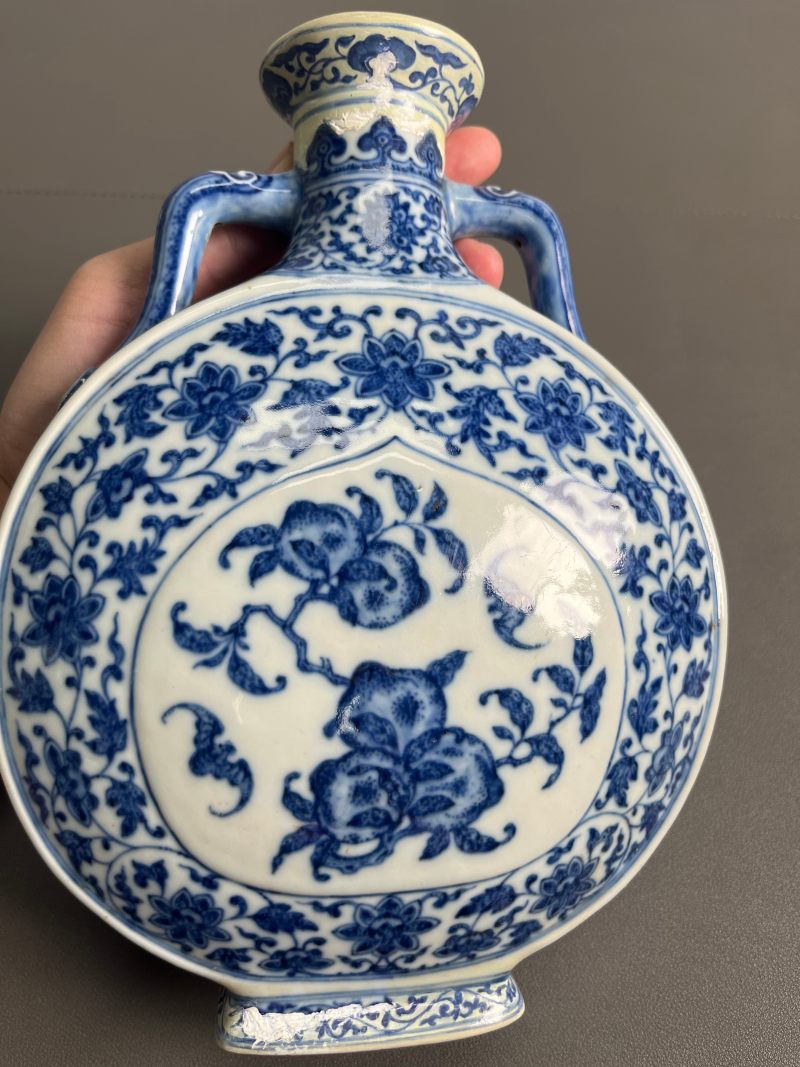 清乾隆  青花缠枝花卉福寿纹抱月瓶 - 图15