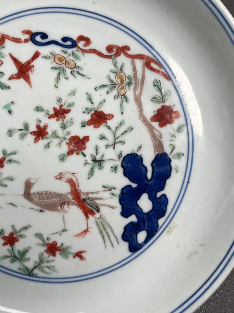 明万历  青花五彩“雉鸡洞石花卉”图盘（附老盒） - 图7