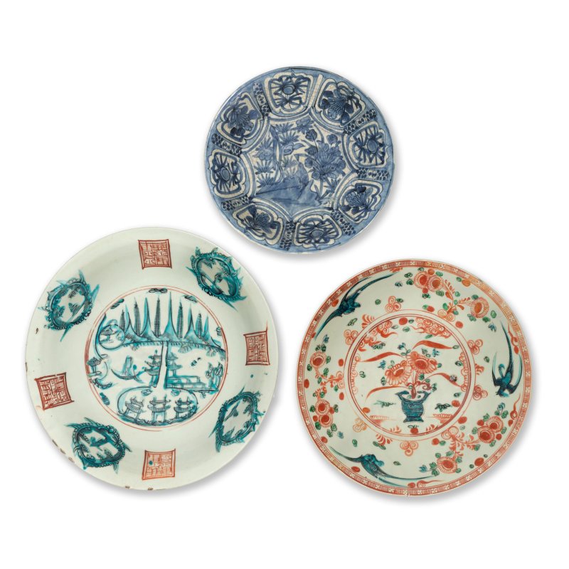 明晚期 漳州窯彩繪盤兩件及青花克拉克盤一件 | TWO POLYCHROME-ENAMELLED SWATOW DISHES AND A BLUE AND WHITE KRAAK DISH