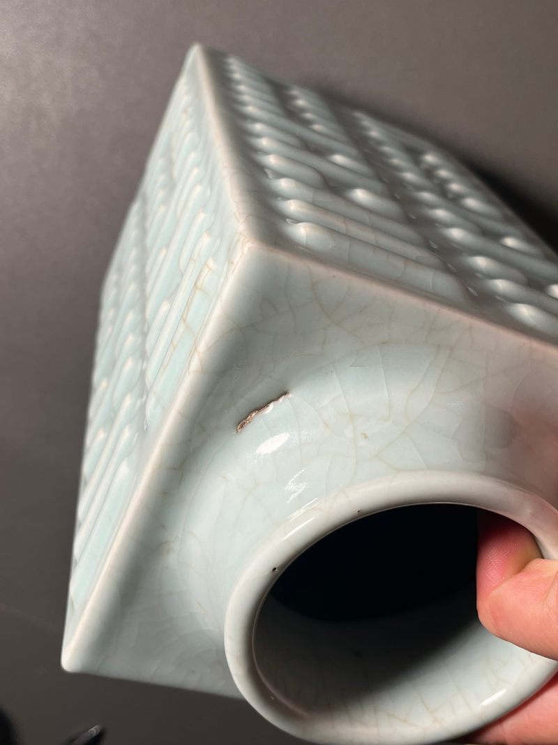 清同治  粉青釉模印八卦纹琮式瓶 - 图11