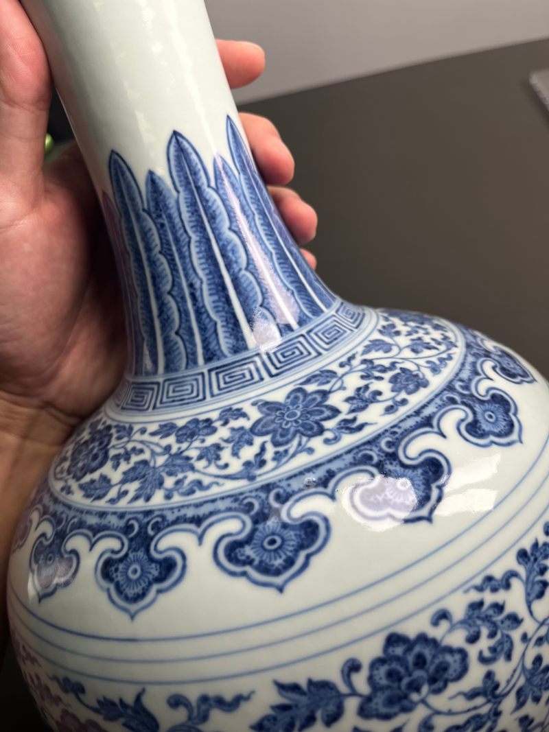 清乾隆  青花缠枝莲纹赏瓶 - 图18