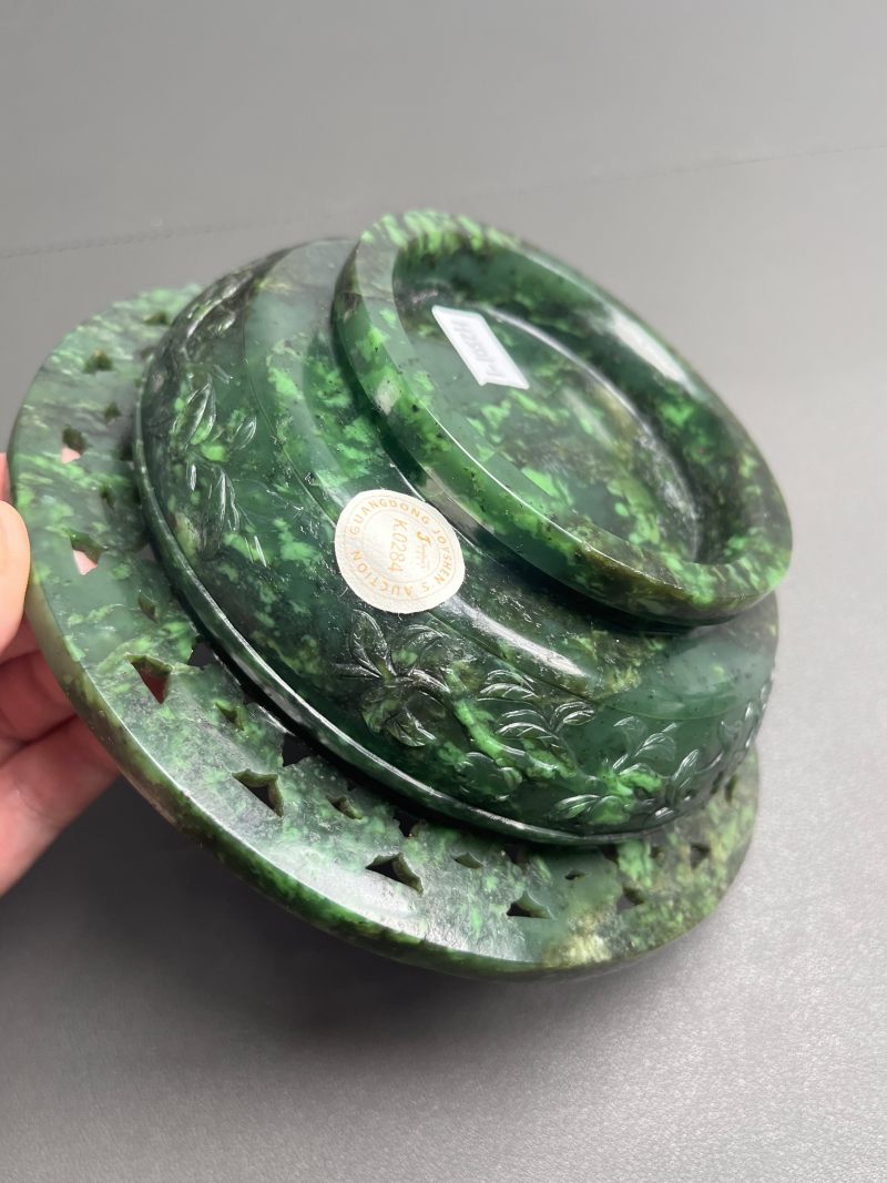 清乾隆  碧玉饕餮纹折沿熏炉（带木座） - 图16