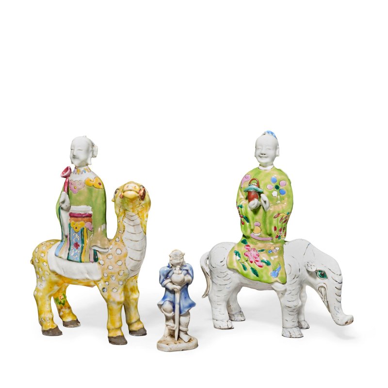 十八世紀 粉彩青花仙人像一組三件 | A GROUP OF FAMILLE ROSE AND UNDERGLAZE BLUE MODELS OF IMMORTALS
