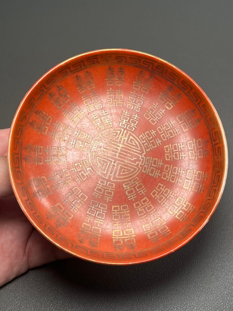 清同治  珊瑚红地描金开光粉彩龙凤纹盖碗 - 图25