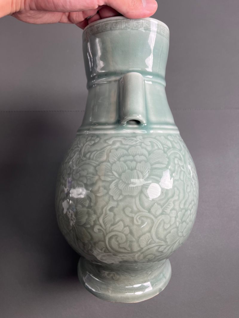 清康熙  豆青釉刻划缠枝牡丹纹贯耳壶 - 图12