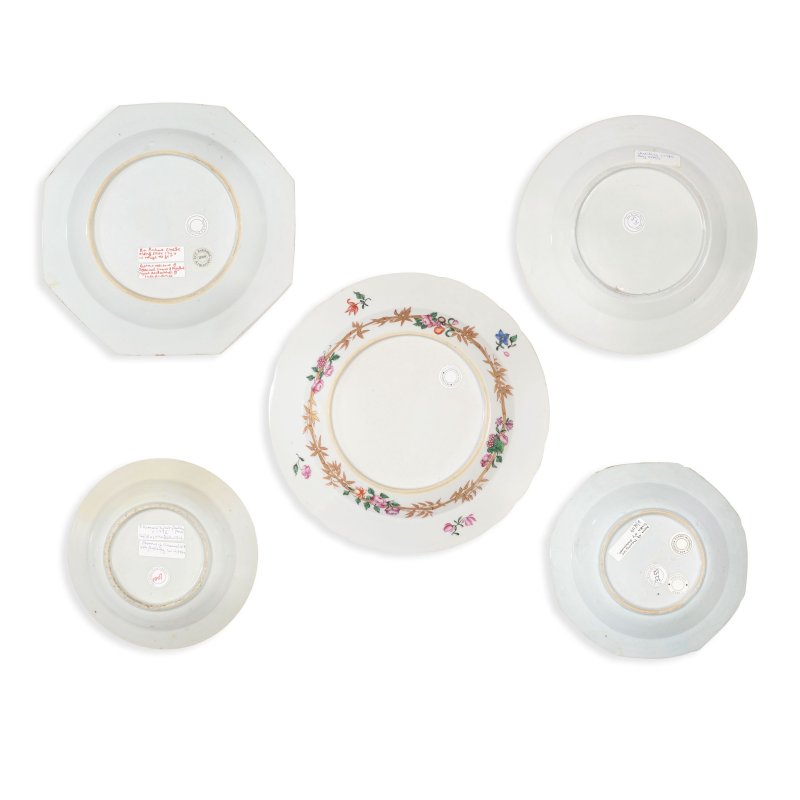 清乾隆 粉彩家族紋章盤五件 | FIVE FAMILLE ROSE ARMORIAL DISHES - 图2