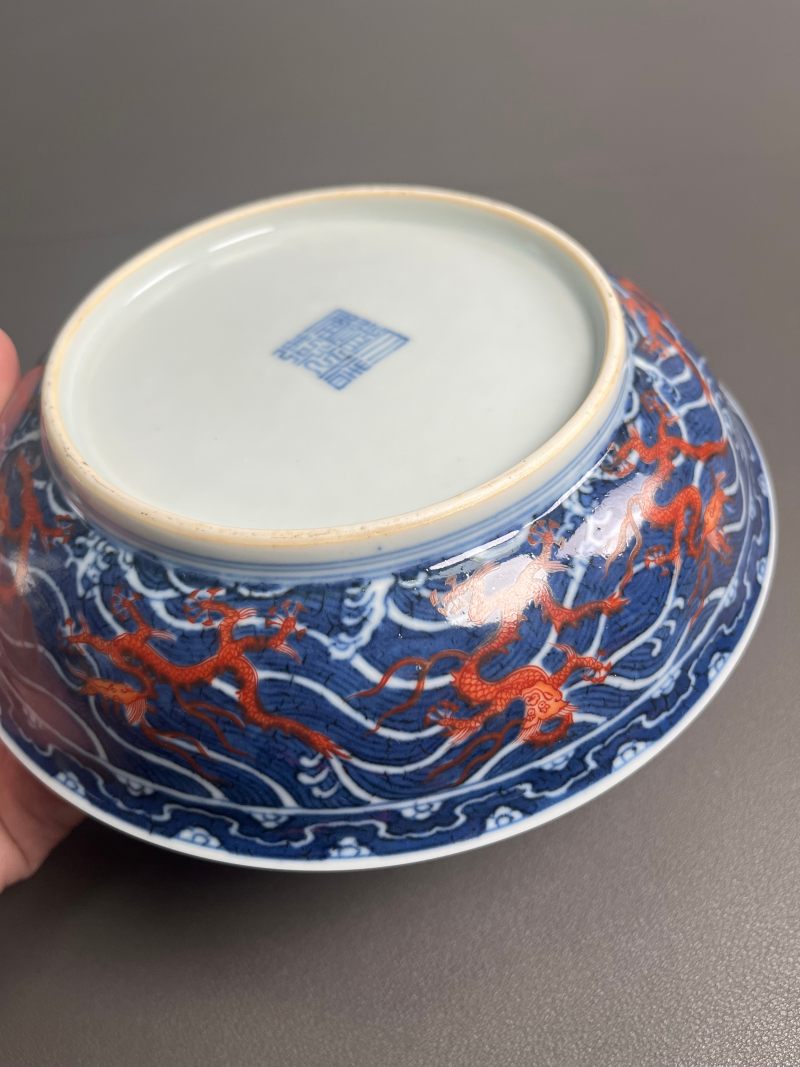清道光  青花矾红九龙闹海图盘 - 图17