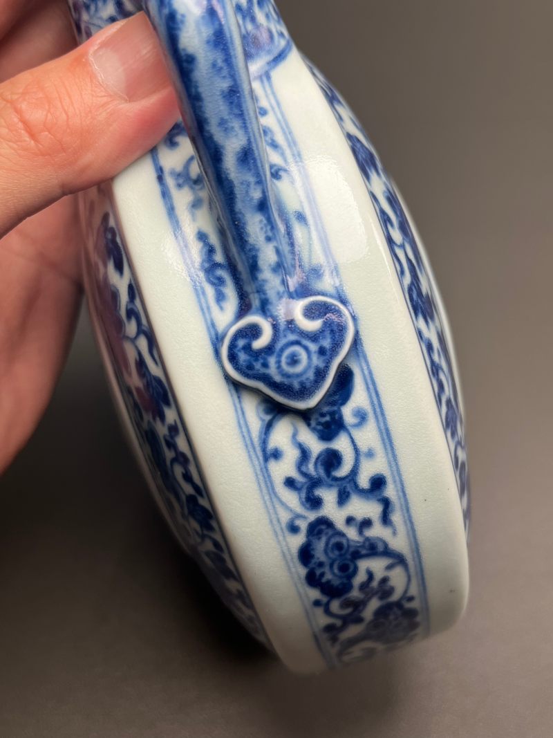 清乾隆  青花缠枝莲杏圆开光福寿纹双如意耳扁瓶 - 图24