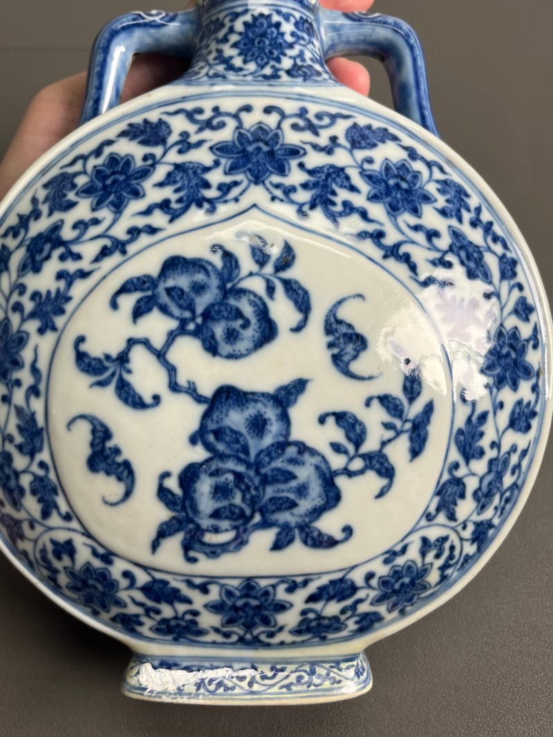 清乾隆  青花缠枝花卉福寿纹抱月瓶 - 图16