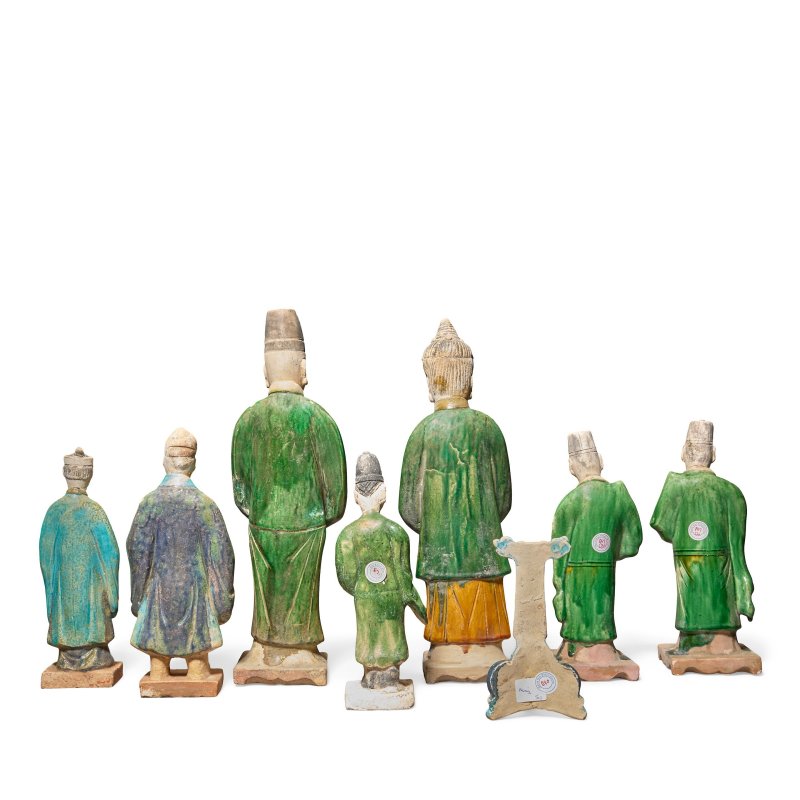 明 陶俑一組及衣架一件 | A GROUP OF GLAZED POTTERY FUNERARY FIGURES AND A MODEL OF A CLOTHES STAND - 图4