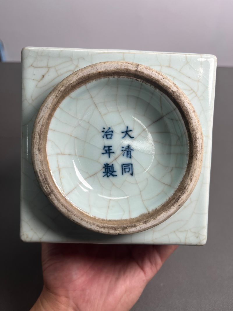清同治  粉青釉模印八卦纹琮式瓶 - 图12