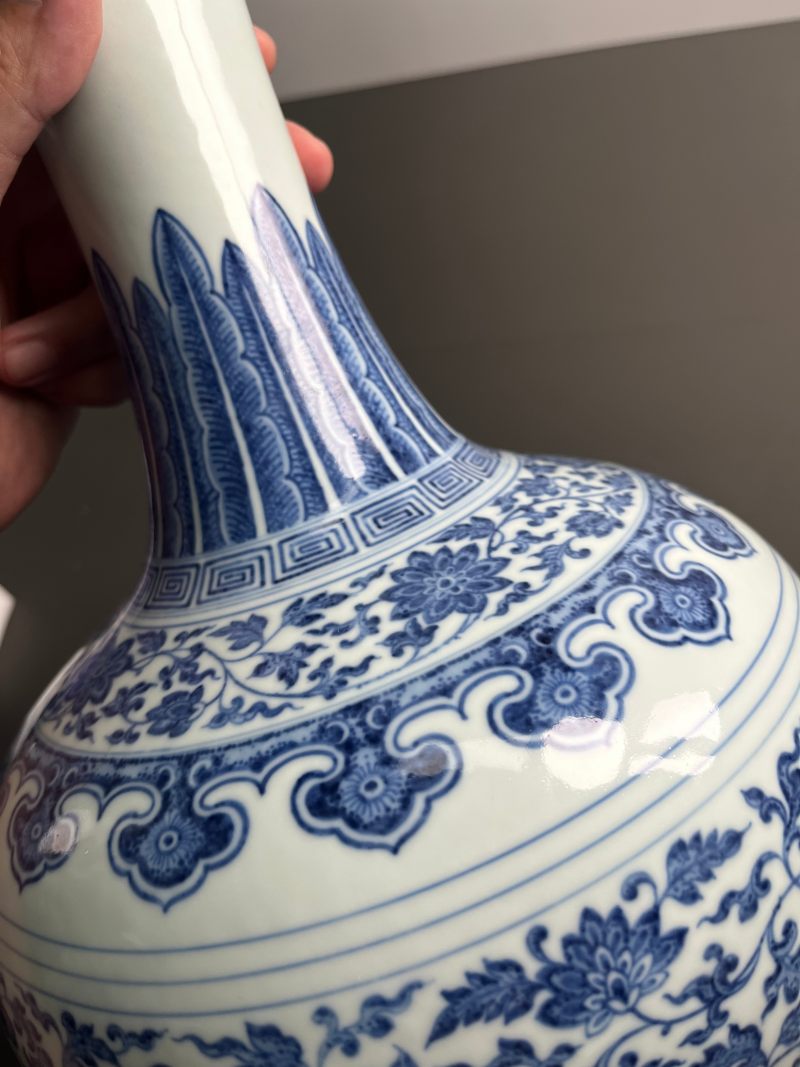 清乾隆  青花缠枝莲纹赏瓶 - 图19