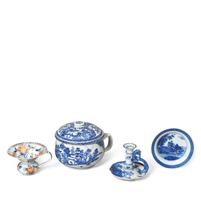 十八世紀 青花燭臺、夜壺、伊萬里渣斗及青花盤 | A BLUE AND WHITE CANDLESTICK, A CHAMBER POT, A CHINESE IMARI HANDLED SPITTOON AND A BLUE AND WHITE MYTHOLOGICAL SUBJECT DISH - 图2