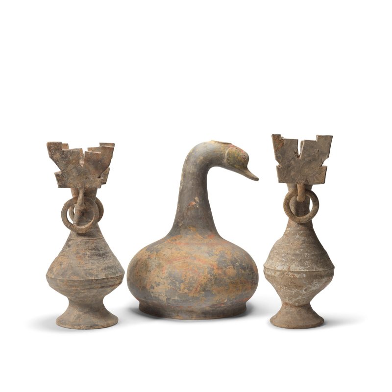 漢及春秋 灰陶加彩雁頭瓶一件及饕餮紋瓶一對 | A PAINTED GREY POTTERY GOOSE-FORM VESSEL AND A PAIR OF POTTERY VASES WITH TAOTIE AND LOOSE RING HANDLES - 图2