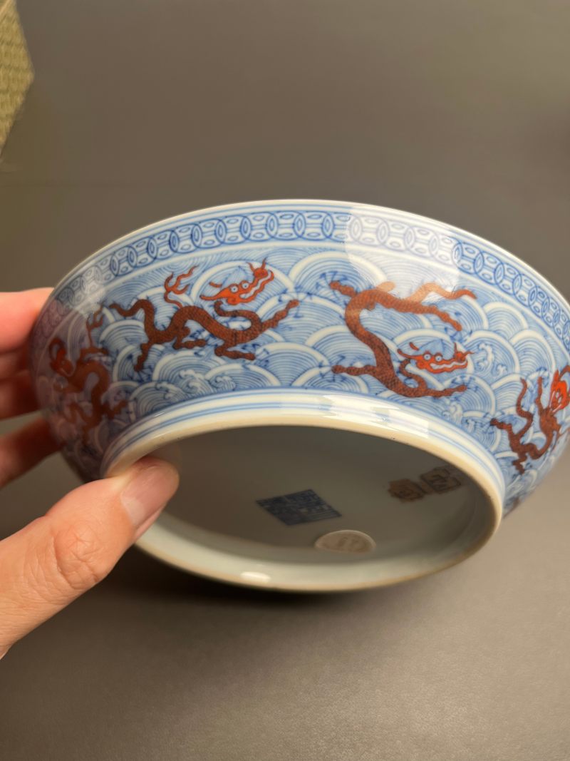 清乾隆  青花矾红九龙闹海图盘 - 图10
