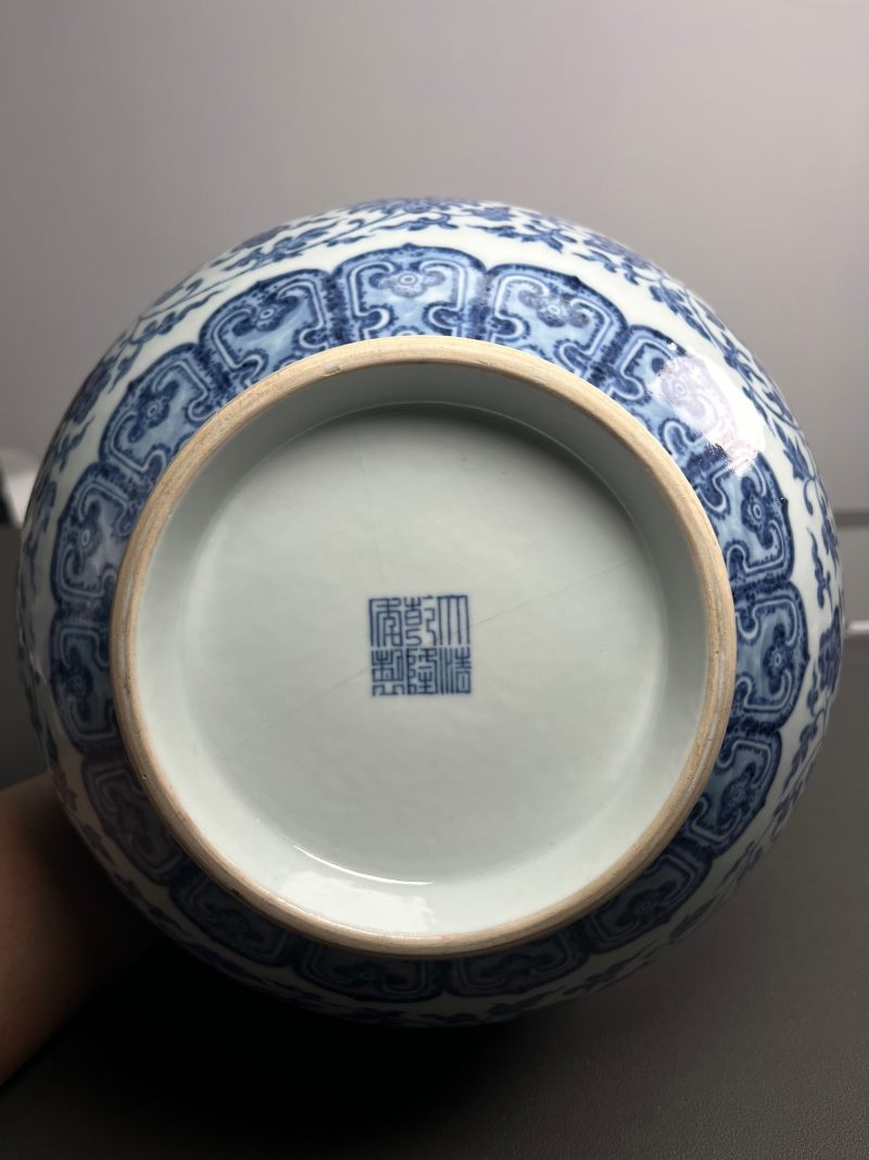 清乾隆  青花缠枝莲纹赏瓶 - 图28