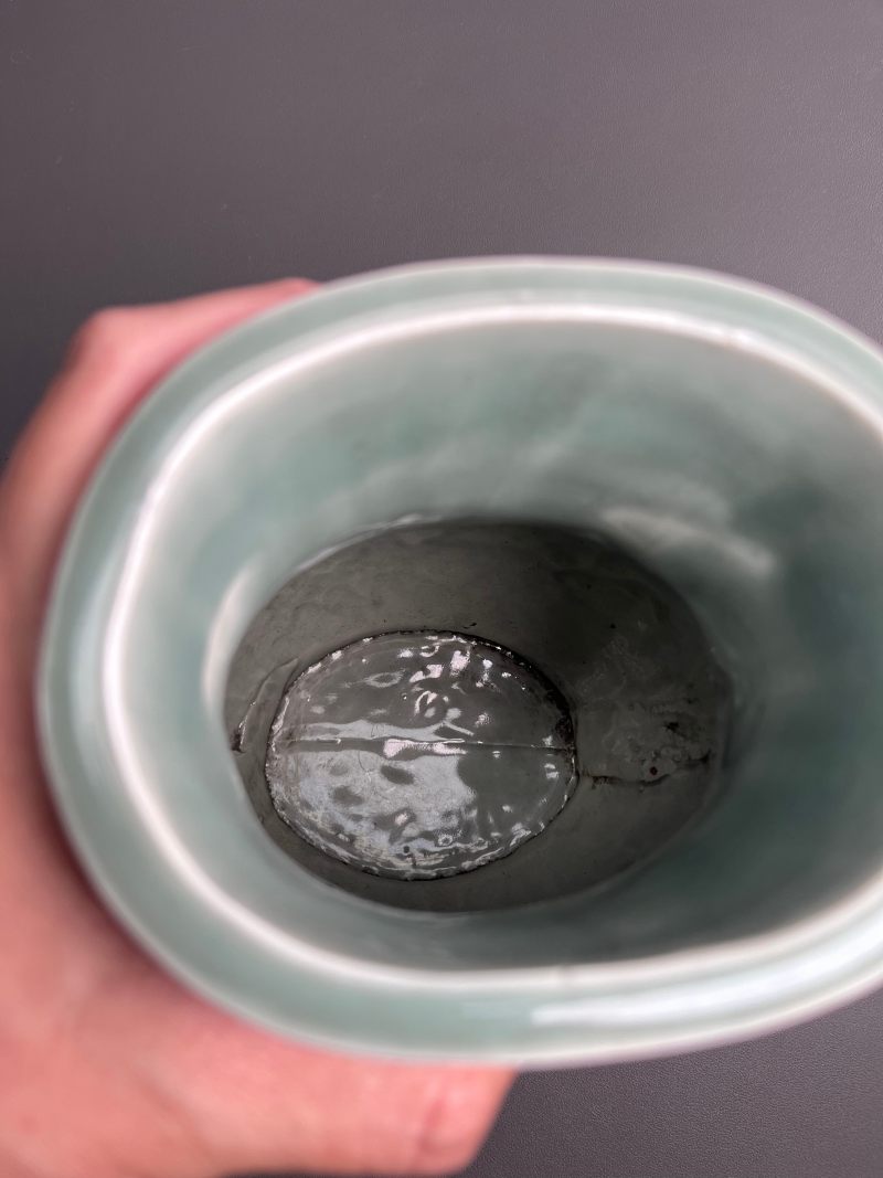 清康熙  豆青釉刻划缠枝牡丹纹贯耳壶 - 图21