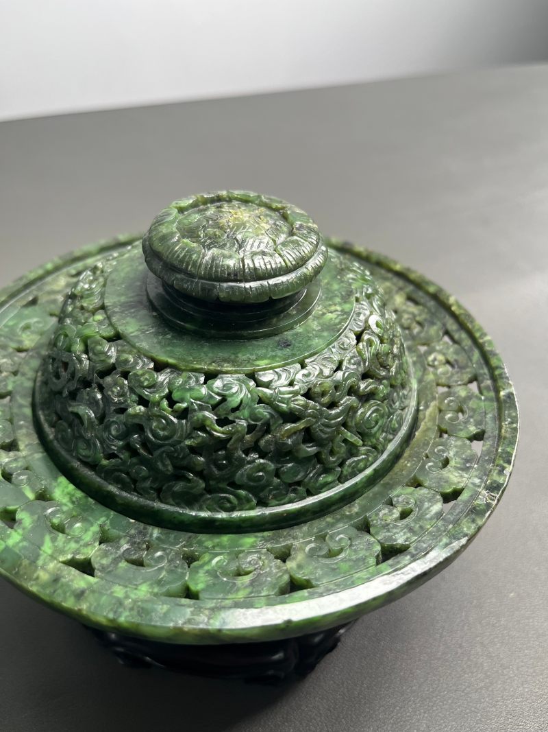 清乾隆  碧玉饕餮纹折沿熏炉（带木座） - 图4