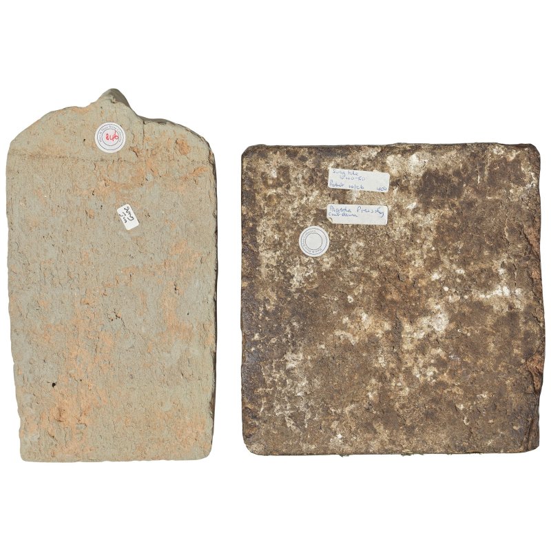 唐 八八五年及宋 陶磚及素三彩佛像瓦 | A GREEN AND OCHRE-GLAZED POTTERY 'BUDDHA' TILE AND A MOULDED POTTERY TILE - 图2