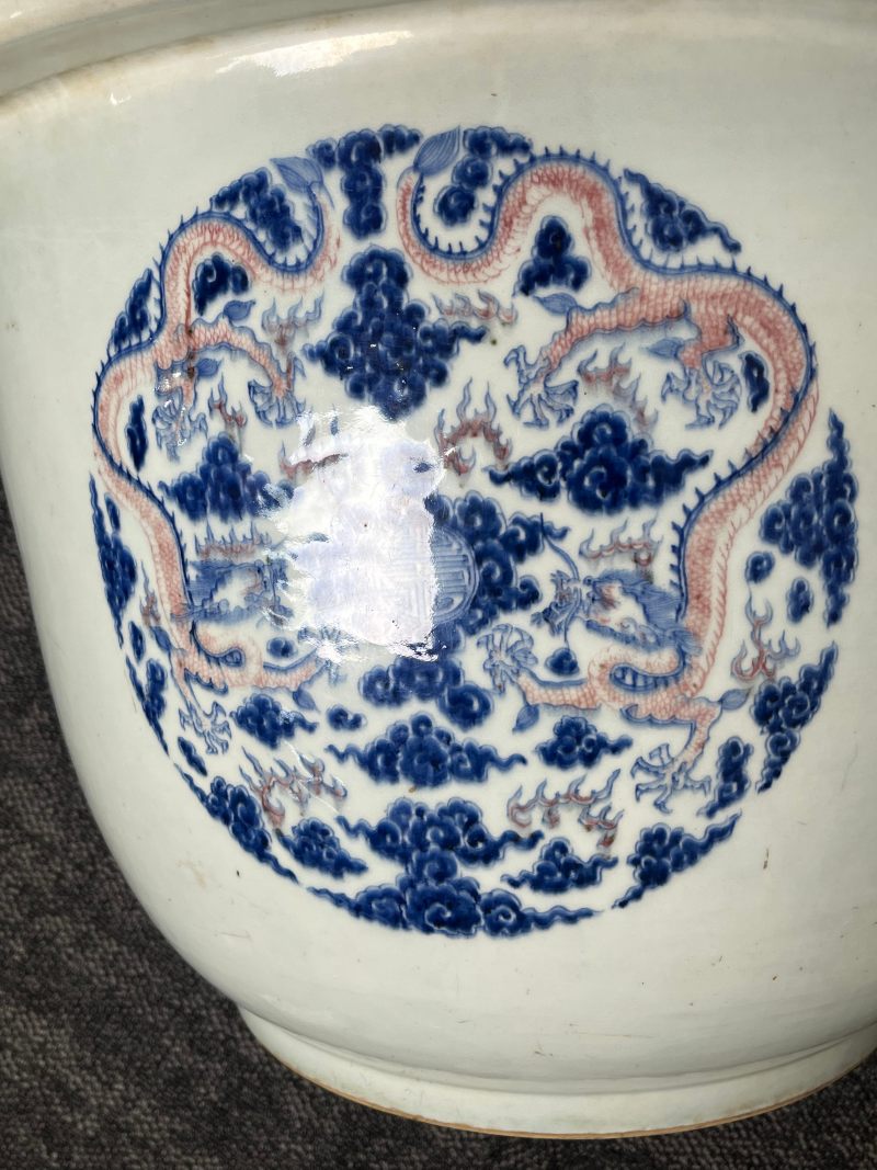 清康熙  御制青花釉里红“八龙贺寿”纹大花盆 ( 带木座 ) - 图13