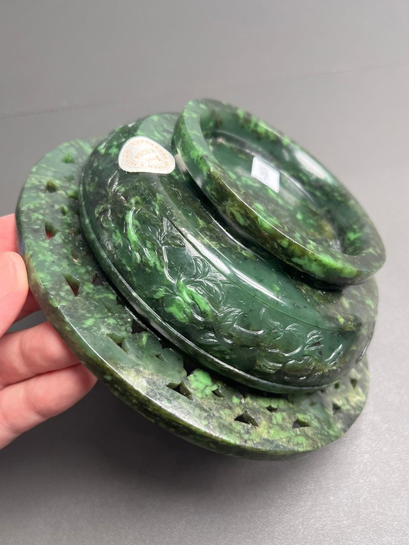 清乾隆  碧玉饕餮纹折沿熏炉（带木座） - 图17