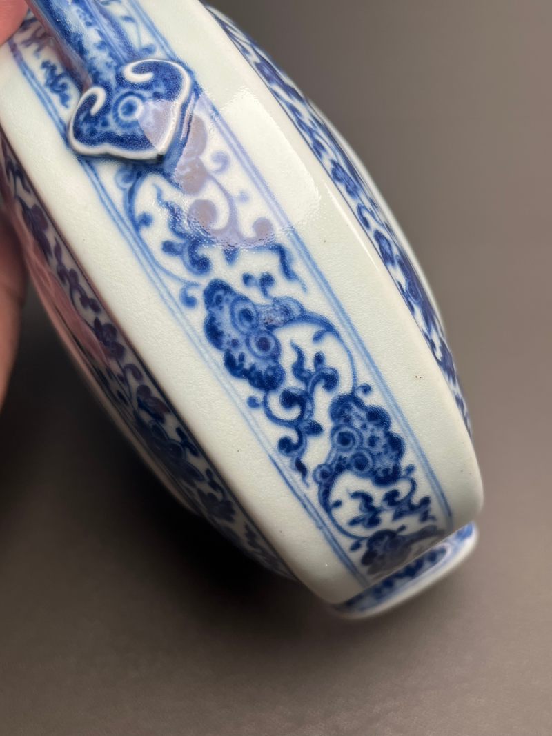 清乾隆  青花缠枝莲杏圆开光福寿纹双如意耳扁瓶 - 图25
