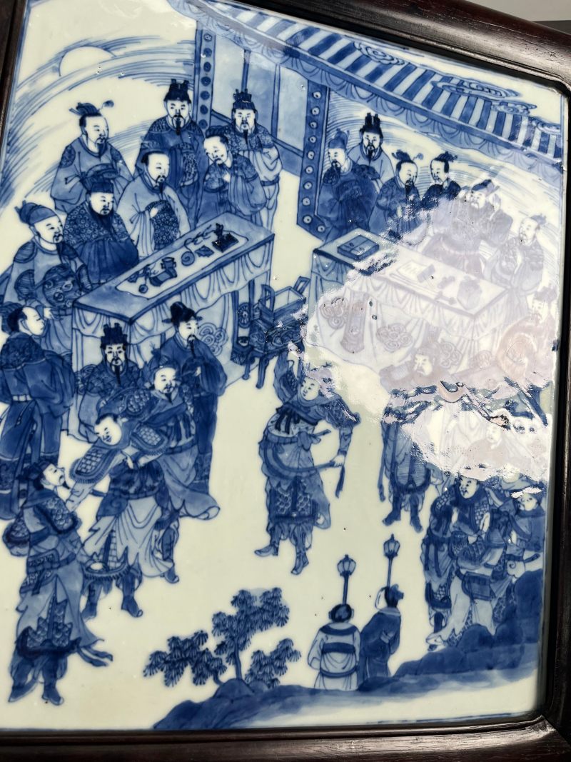 清康熙  青花“临潼斗宝”人物故事图插屏 - 图11