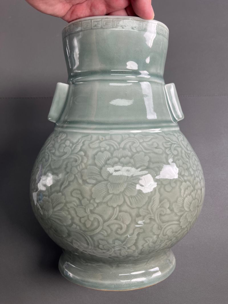 清康熙  豆青釉刻划缠枝牡丹纹贯耳壶 - 图13