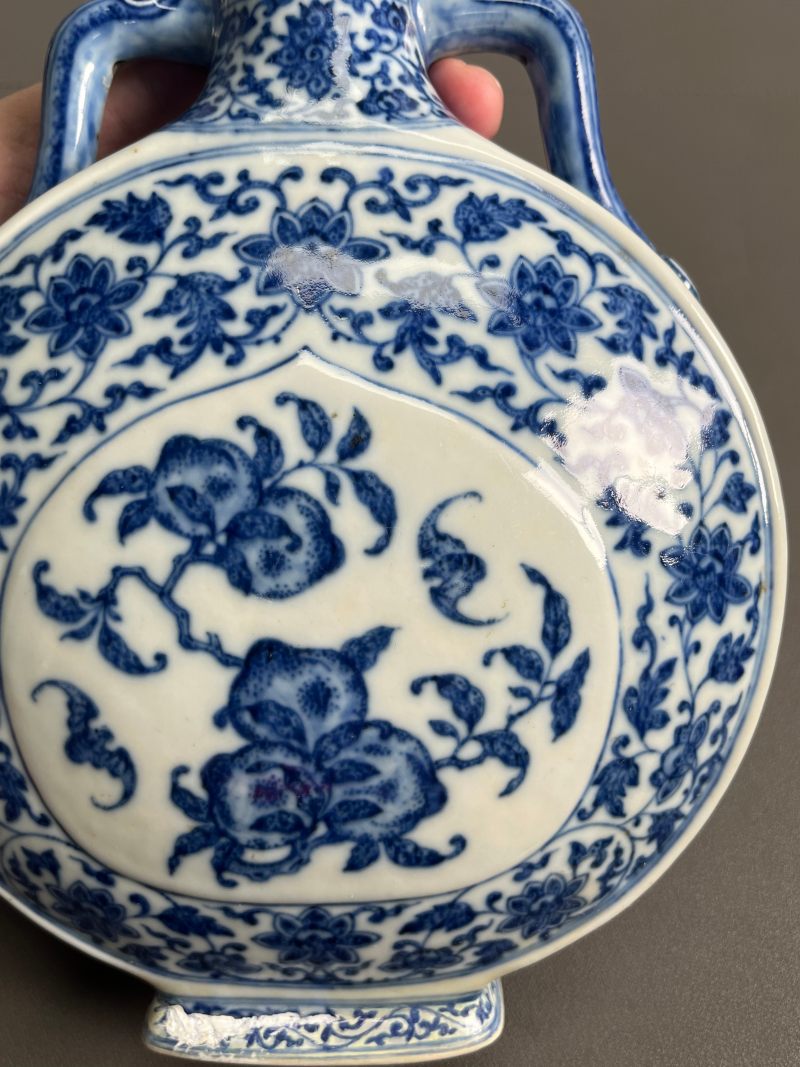 清乾隆  青花缠枝花卉福寿纹抱月瓶 - 图17