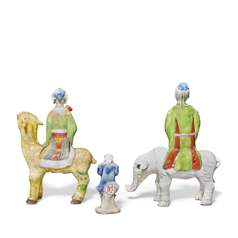 十八世紀 粉彩青花仙人像一組三件 | A GROUP OF FAMILLE ROSE AND UNDERGLAZE BLUE MODELS OF IMMORTALS - 图2