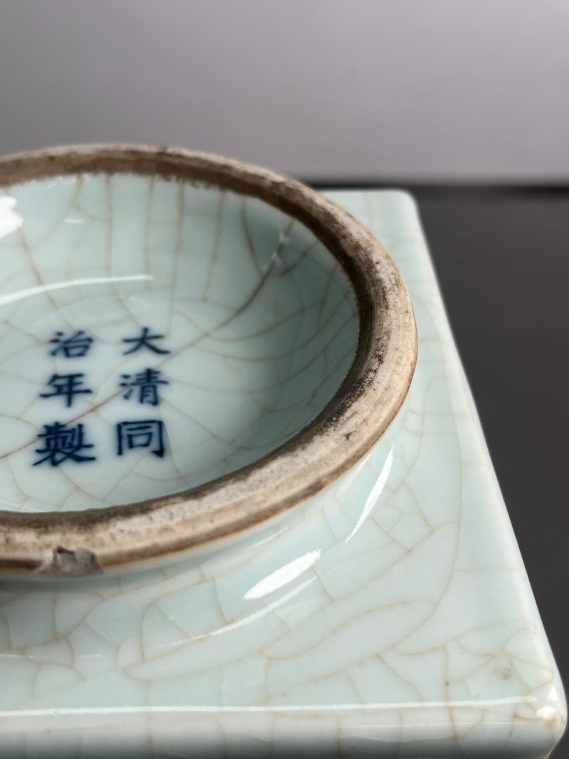 清同治  粉青釉模印八卦纹琮式瓶 - 图13