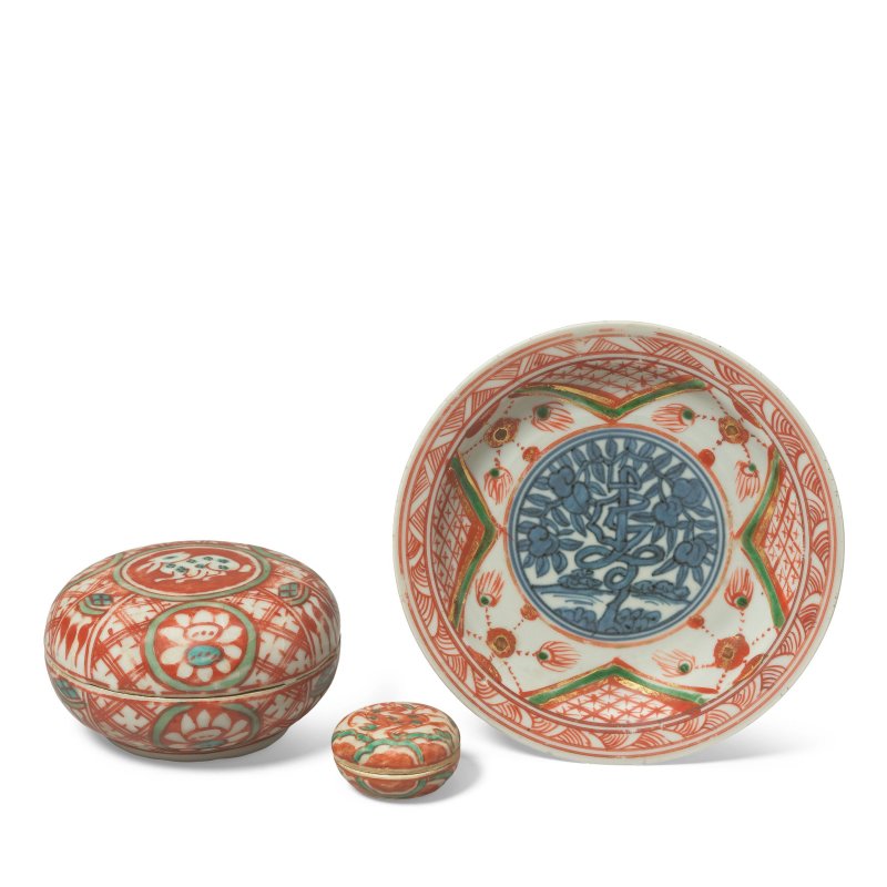 明 金襴手壽紋盤及蓋盒兩件 | A KINRANDE 'LONGEVITY' DISH AND TWO CIRCULAR BOXES AND COVERS
