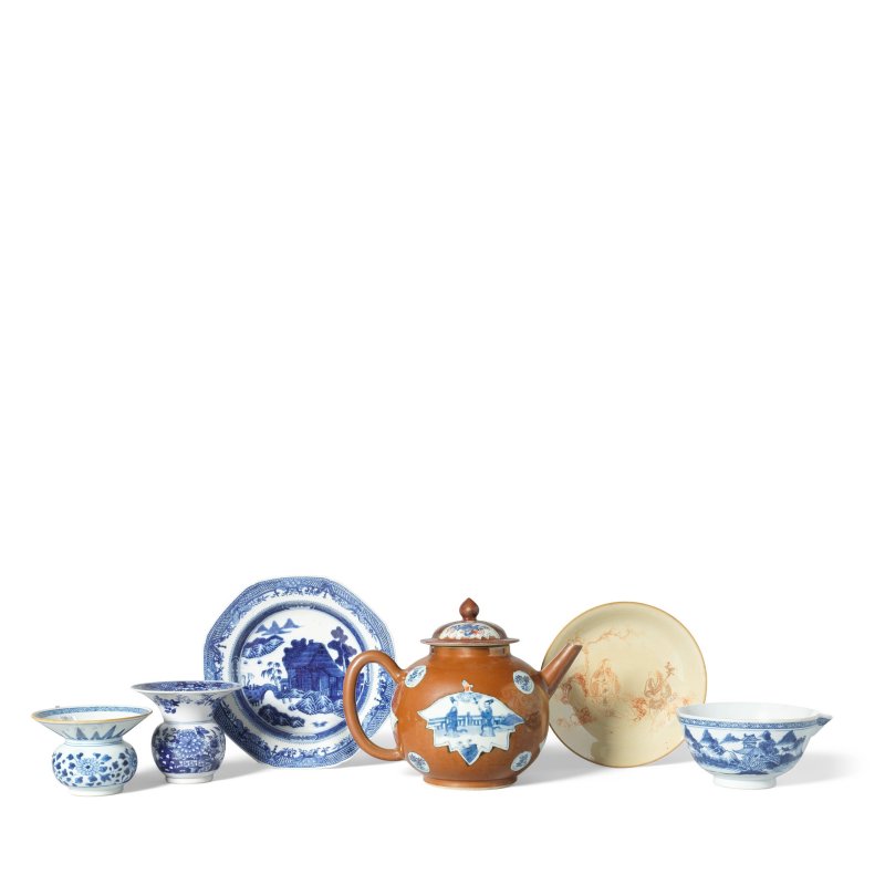 十八世紀 青花渣斗兩件、青花盤、巴達維亞蓋壺、醬料船及礬紅盤 | TWO BLUE AND WHITE ZHADOU, A BLUE AND WHITE DISH, A BATAVIAN WARE PUNCH POT AND COVER, A BLUE AND WHITE SAUCE BOAT AND AN IRON RED DECORATED DISH - 图3