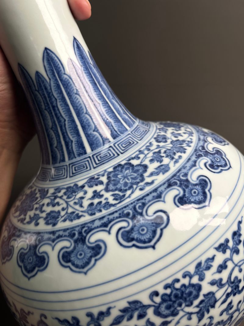 清乾隆  青花缠枝莲纹赏瓶 - 图20