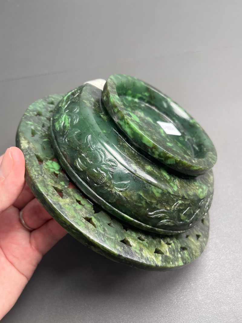 清乾隆  碧玉饕餮纹折沿熏炉（带木座） - 图18