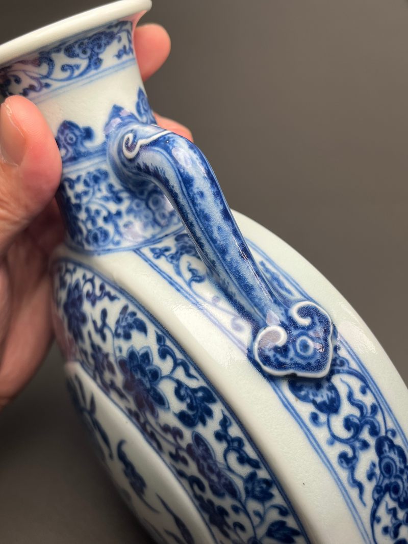 清乾隆  青花缠枝莲杏圆开光福寿纹双如意耳扁瓶 - 图26