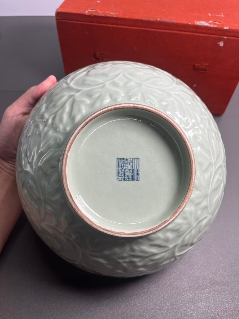 清乾隆  粉青釉外模印内暗刻缠枝牡丹纹大碗 - 图13