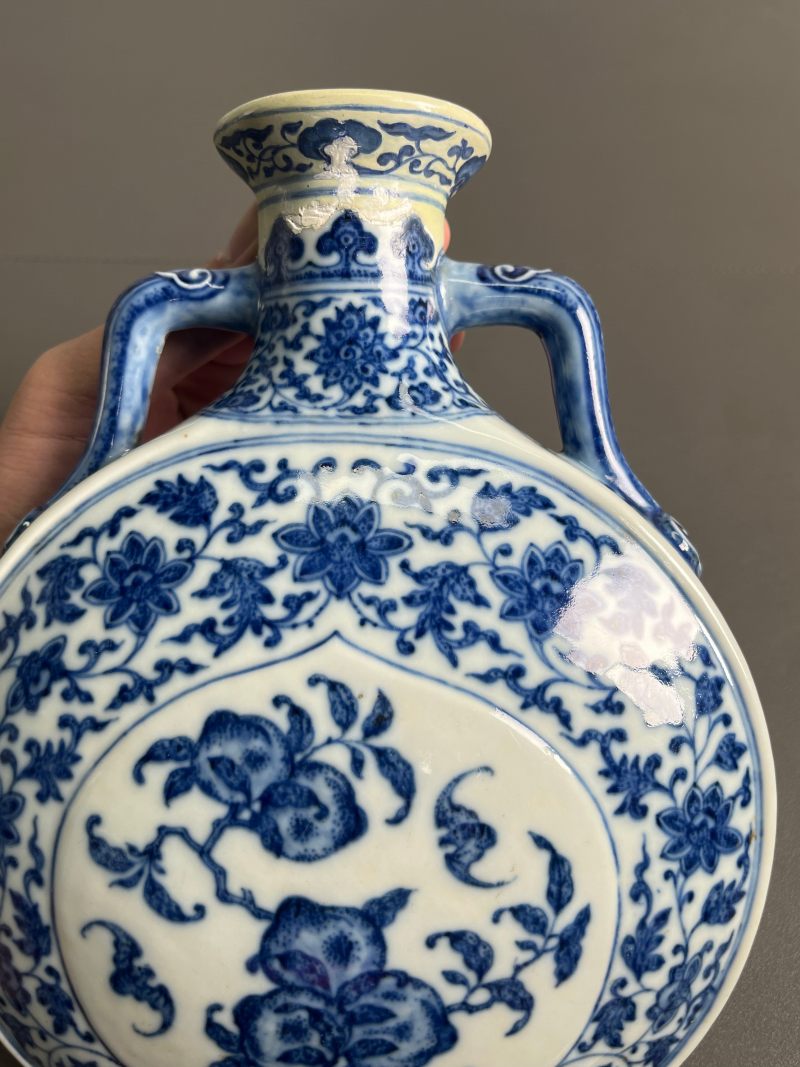 清乾隆  青花缠枝花卉福寿纹抱月瓶 - 图18