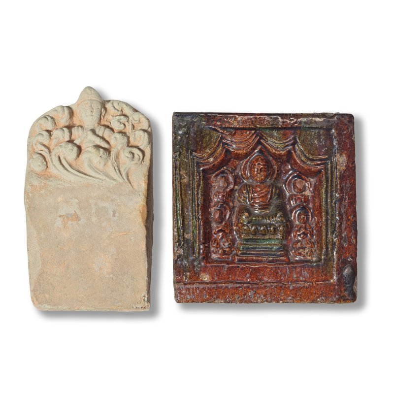 唐 八八五年及宋 陶磚及素三彩佛像瓦 | A GREEN AND OCHRE-GLAZED POTTERY 'BUDDHA' TILE AND A MOULDED POTTERY TILE - 图3