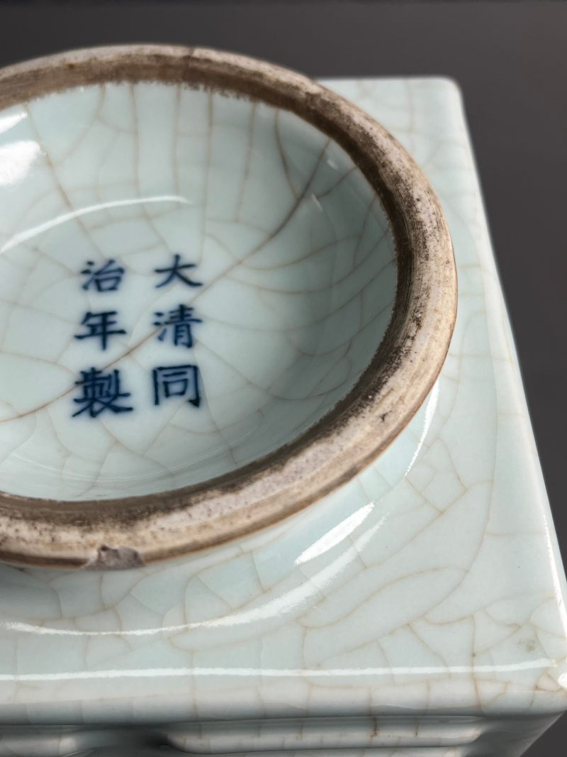 清同治  粉青釉模印八卦纹琮式瓶 - 图14