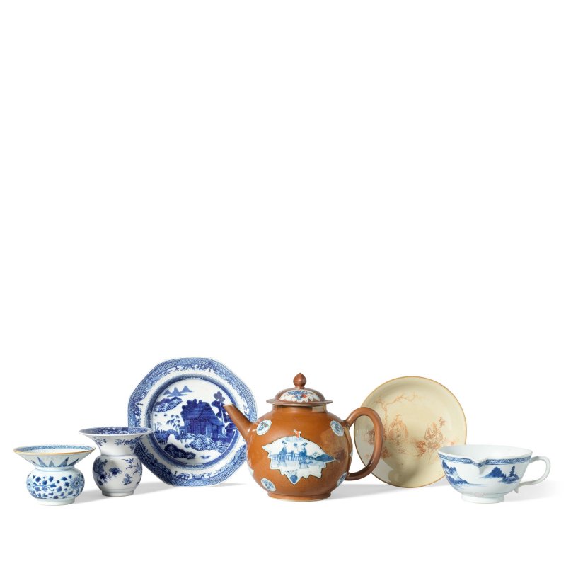 十八世紀 青花渣斗兩件、青花盤、巴達維亞蓋壺、醬料船及礬紅盤 | TWO BLUE AND WHITE ZHADOU, A BLUE AND WHITE DISH, A BATAVIAN WARE PUNCH POT AND COVER, A BLUE AND WHITE SAUCE BOAT AND AN IRON RED DECORATED DISH - 图4