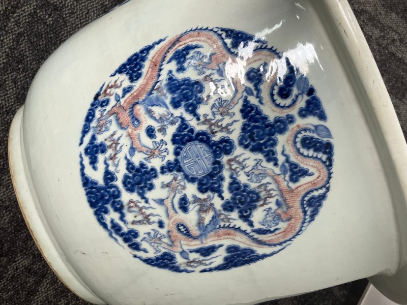 清康熙  御制青花釉里红“八龙贺寿”纹大花盆 ( 带木座 ) - 图15