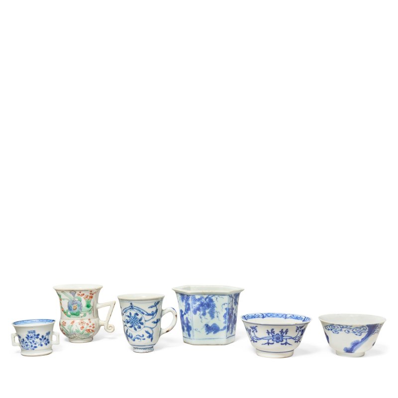 清康熙至乾隆 青花器皿五件及五彩盃一件 | FIVE BLUE AND WHITE VESSELS AND A FAMILLE VERTE HANDLED CUP - 图2