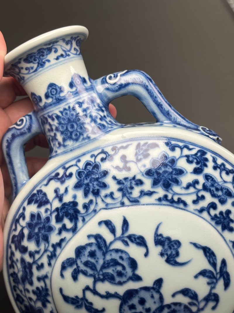 清乾隆  青花缠枝莲杏圆开光福寿纹双如意耳扁瓶 - 图27