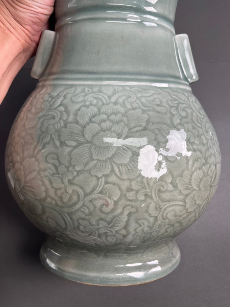 清康熙  豆青釉刻划缠枝牡丹纹贯耳壶 - 图15