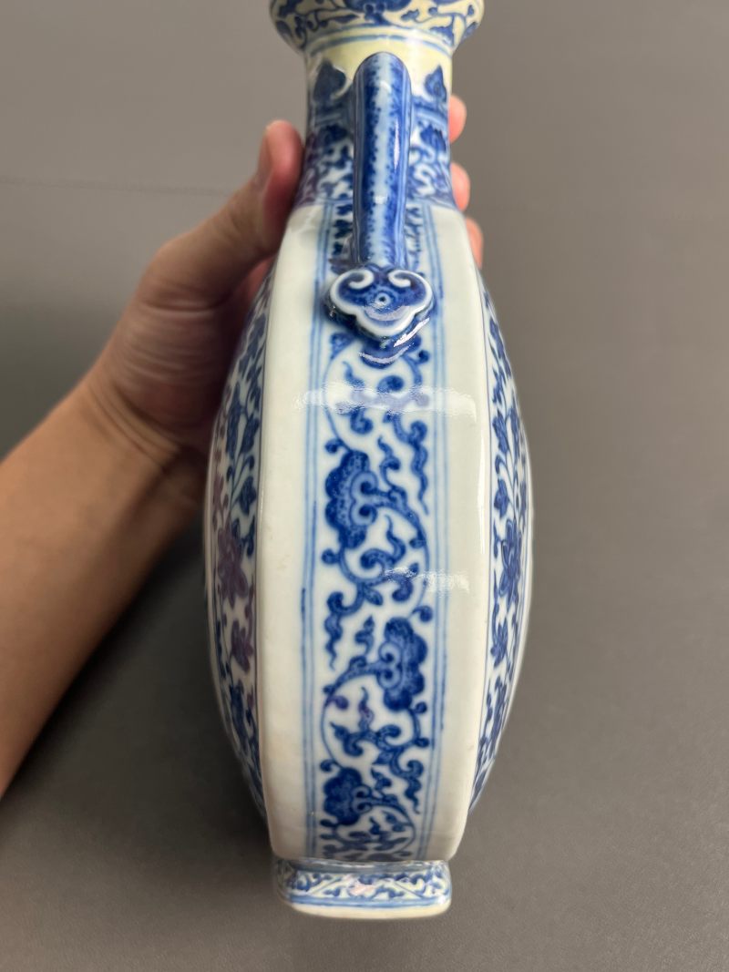 清乾隆  青花缠枝花卉福寿纹抱月瓶 - 图19